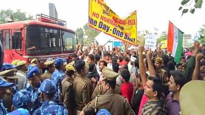 UPPSC: आयोग के बाहर प्रदर्शन कर रहे प्रतियोगी छात्रों पर लाठीचार्ज, भारी पैमाने पर पुलिस फोर्स तैनात Heavy police force deployed outside UPPSC, competitive students have prepared for demonstration