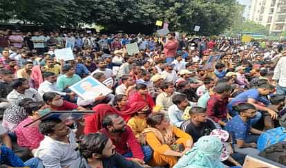 UPPSC: आयोग के बाहर प्रदर्शन कर रहे प्रतियोगी छात्रों पर लाठीचार्ज, भारी पैमाने पर पुलिस फोर्स तैनात Heavy police force deployed outside UPPSC, competitive students have prepared for demonstration