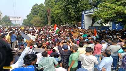 UPPSC: आयोग के बाहर प्रदर्शन कर रहे प्रतियोगी छात्रों पर लाठीचार्ज, भारी पैमाने पर पुलिस फोर्स तैनात Heavy police force deployed outside UPPSC, competitive students have prepared for demonstration