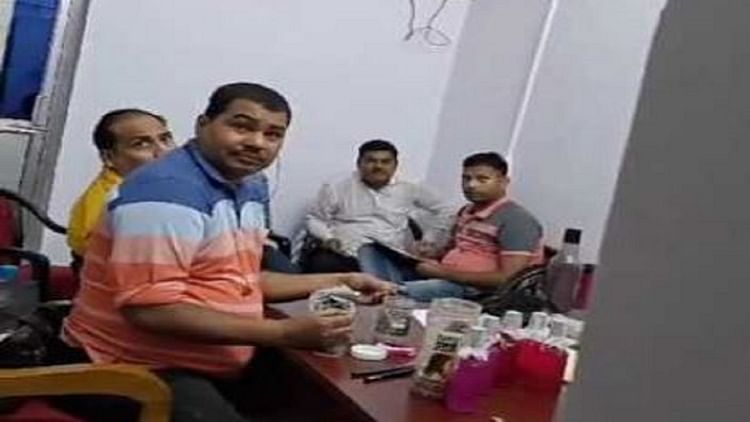 खबर शहर , Lakhimpur Kheri: सिंगाही में 50 हजार रुपये रिश्वत लेते लेखपाल गिरफ्तार, अफसर के कहने पर ली थी रकम – INA खबर शहर , Lakhimpur Kheri: सिंगाही में 50 हजार रुपये रिश्वत लेते लेखपाल गिरफ्तार, अफसर के कहने पर ली थी रकम – INA