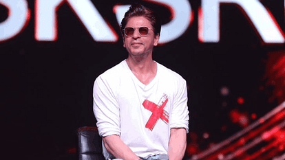 Shahrukh Khan: अपने ही गाने पर झूमे 'पठान', सोशल मीडिया पर वायरल हो रहा शाहरुख खान का ये डांस वीडियो Shahrukh Khan danced again on his song Jhume jo Pathan video of Shahrukh Khan is going viral on social media