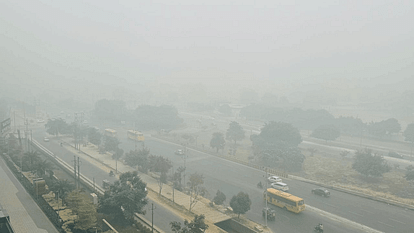 Smog और Fog की जुगलबंदी: उत्तर भारत पर दिखा असर, दिल्ली-NCR में यातायात प्रभावित, सात फ्लाइट डायवर्ट Delhi-NCR Weather Forecast Today: Delhi AQI Visibility 100 meters Season First Fog engulfs North Indi