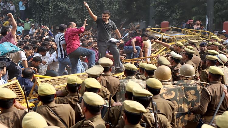 खबर शहर , UPPSC Protest :आयोग के झुकने के बाद भी छात्र हटने को तैयार नहीं ,आखिर कहां फंस गया है पेंच – INA खबर शहर , UPPSC Protest :आयोग के झुकने के बाद भी छात्र हटने को तैयार नहीं ,आखिर कहां फंस गया है पेंच – INA