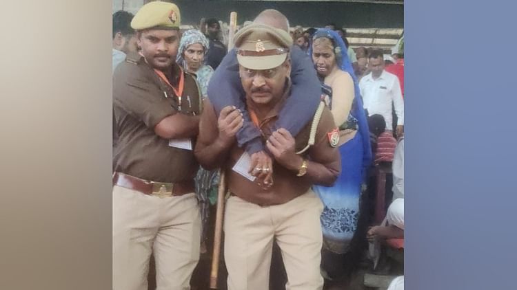 यूपी – UP: हापुड़ के गढ़ में मेला इंचार्ज इंस्पेक्टर ने पीठ पर बैठाकर बुजुर्ग से कराया दीपदान… सामने आया वीडियो – INA यूपी – UP: हापुड़ के गढ़ में मेला इंचार्ज इंस्पेक्टर ने पीठ पर बैठाकर बुजुर्ग से कराया दीपदान… सामने आया वीडियो – INA