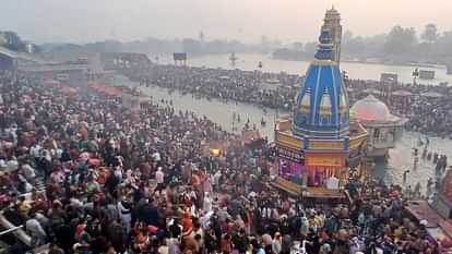 Kartik Purnima Snan: हर की पैड़ी पर श्रद्धालुओं की उमड़ी भीड़, मां गंगा को नमन कर लगा रहे आस्था की डुबकी Kartik Purnima snan today devotees took a dip in the Ganga haridwar traffic plan heavy vehicles entry banned