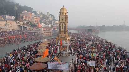 Kartik Purnima Snan: हर की पैड़ी पर श्रद्धालुओं की उमड़ी भीड़, मां गंगा को नमन कर लगा रहे आस्था की डुबकी Kartik Purnima snan today devotees took a dip in the Ganga haridwar traffic plan heavy vehicles entry banned