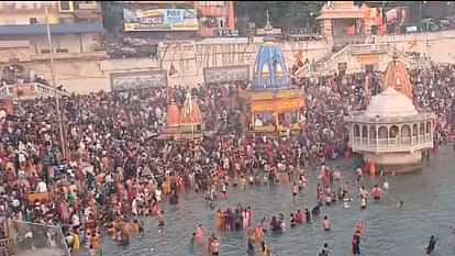 Kartik Purnima Snan: हर की पैड़ी पर श्रद्धालुओं की उमड़ी भीड़, मां गंगा को नमन कर लगा रहे आस्था की डुबकी Kartik Purnima snan today devotees took a dip in the Ganga haridwar traffic plan heavy vehicles entry banned