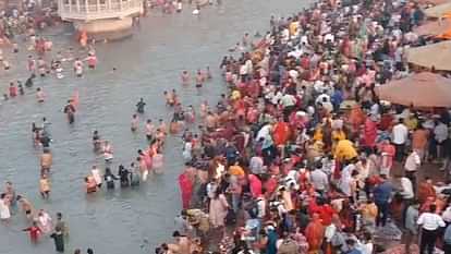 Kartik Purnima Snan: हर की पैड़ी पर श्रद्धालुओं की उमड़ी भीड़, मां गंगा को नमन कर लगा रहे आस्था की डुबकी Kartik Purnima snan today devotees took a dip in the Ganga haridwar traffic plan heavy vehicles entry banned