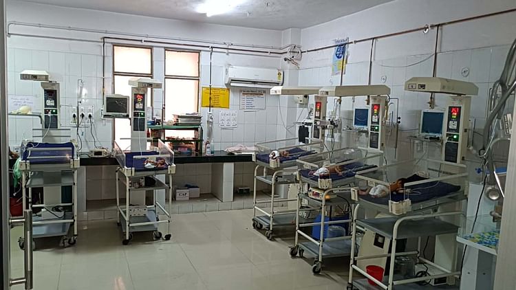 यूपी – Hamirpur: जिला अस्पताल की दुर्दशा, एसएनसीयू वार्ड के एसी से टपक रहा पानी, खुले पड़े तार – INA यूपी – Hamirpur: जिला अस्पताल की दुर्दशा, एसएनसीयू वार्ड के एसी से टपक रहा पानी, खुले पड़े तार – INA