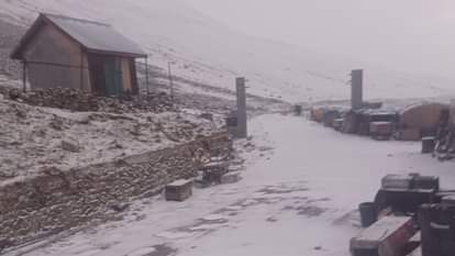 J&K Weather: बर्फ की चादर में लिपटा कश्मीर, गुलमर्ग और सोनमर्ग में 5 इंच तक बर्फबारी, कोहरे के आगोश में जम्मू J&K Weather Kashmir snowflow, up to 5 inches of snowfall in Gulmarg and Sonmarg