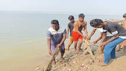 Mahakumbh 2025 : संगम की स्वच्छता की पहरेदारी कर रहे प्रयागराज के 500 गंगा प्रहरी, दिन रात जुटे हैं कार्य में Mahakumbh 2025: 500 Ganga Praharis of Prayagraj are guarding the cleanliness of the Sangam
