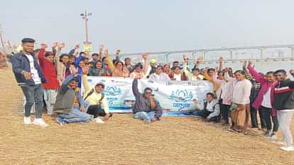 Mahakumbh 2025 : संगम की स्वच्छता की पहरेदारी कर रहे प्रयागराज के 500 गंगा प्रहरी, दिन रात जुटे हैं कार्य में Mahakumbh 2025: 500 Ganga Praharis of Prayagraj are guarding the cleanliness of the Sangam
