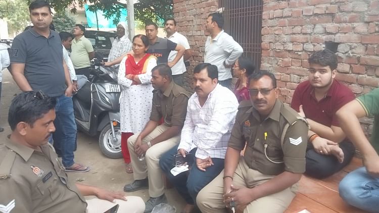 खबर शहर , Varanasi Crime: बेटी के तिलक समारोह में गया था परिवार, चोरों ने खंगाल डाला पूरा मकान; नकदी और गहने लेकर फरार – INA खबर शहर , Varanasi Crime: बेटी के तिलक समारोह में गया था परिवार, चोरों ने खंगाल डाला पूरा मकान; नकदी और गहने लेकर फरार – INA