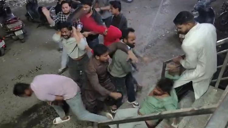 यूपी – खाने के बिल पर बवाल: बरेली में युवकों ने कैफे में की तोड़फोड़, संचालक को पीटा, 26 आरोपियों पर मुकदमा – INA यूपी – खाने के बिल पर बवाल: बरेली में युवकों ने कैफे में की तोड़फोड़, संचालक को पीटा, 26 आरोपियों पर मुकदमा – INA