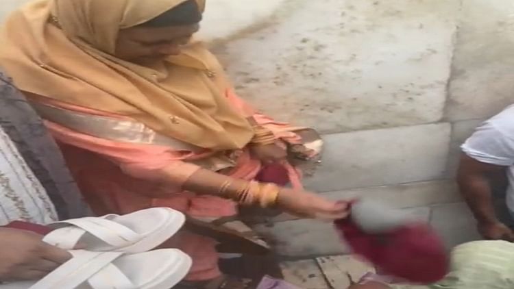 खबर शहर , UP News: ताजमहल की सीढ़ियां बनीं बड़ा खतरा, 24 घंटे के अंदर दूसरा हादसा; फिसलने से गिरकर घायल हुई महिला पर्यटक – INA खबर शहर , UP News: ताजमहल की सीढ़ियां बनीं बड़ा खतरा, 24 घंटे के अंदर दूसरा हादसा; फिसलने से गिरकर घायल हुई महिला पर्यटक – INA