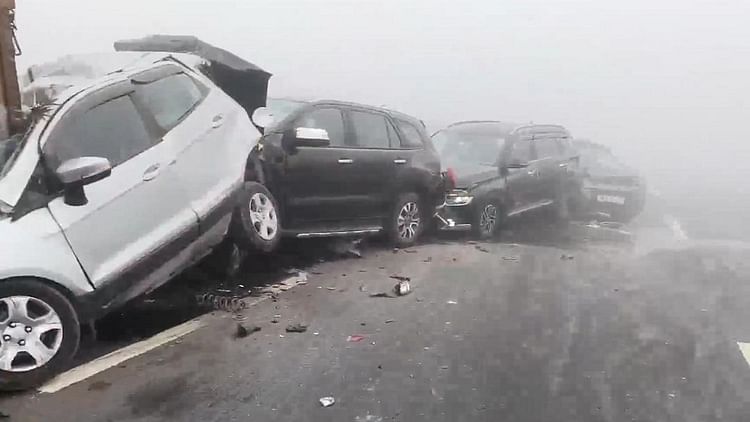 खबर शहर , कोहरे का कहर: आगरा-लखनऊ एक्सप्रेस वे पर डीसीएम से टकराईं एक के बाद एक चार कार, मची गई चीख-पुकार – INA खबर शहर , कोहरे का कहर: आगरा-लखनऊ एक्सप्रेस वे पर डीसीएम से टकराईं एक के बाद एक चार कार, मची गई चीख-पुकार – INA