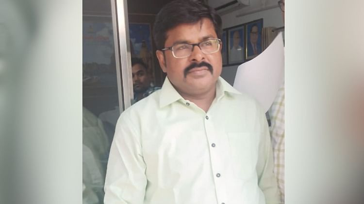 यूपी – घूस लेते पकड़ा गया VDA कर्मचारी: फ्लैट हस्तांतरण के लिए मांगे थे 50 हजार रुपये, पहली किस्त लेते ही दबोचा गया – INA यूपी – घूस लेते पकड़ा गया VDA कर्मचारी: फ्लैट हस्तांतरण के लिए मांगे थे 50 हजार रुपये, पहली किस्त लेते ही दबोचा गया – INA