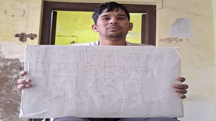 यूपी – Hathras: घरों में आ रहा गंदा पानी, अमृत योजना की पाइप लाइन में रिसाव, धरने पर बैठा सभासद – INA यूपी – Hathras: घरों में आ रहा गंदा पानी, अमृत योजना की पाइप लाइन में रिसाव, धरने पर बैठा सभासद – INA