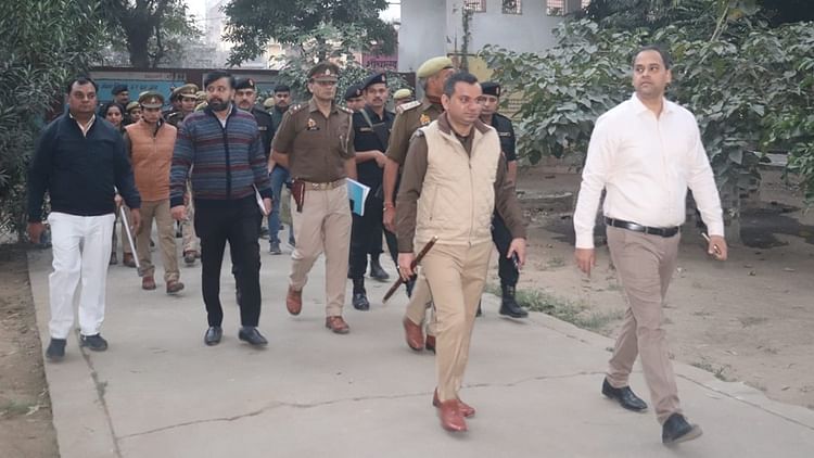 यूपी – Kundarki By Election: हेड कांस्टेबल निलंबित… आठ को ड्यूटी से हटाया, एक चूक पड़ गई इन कर्मियों पर भारी – INA यूपी – Kundarki By Election: हेड कांस्टेबल निलंबित… आठ को ड्यूटी से हटाया, एक चूक पड़ गई इन कर्मियों पर भारी – INA