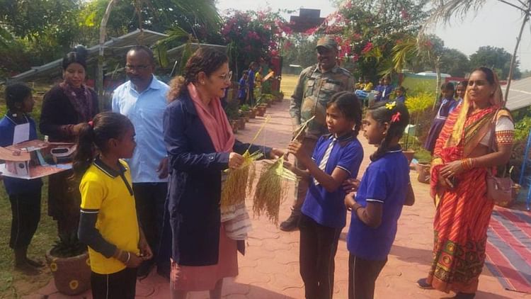 सीजी- CG: हारमोनियम पर मोहित की मधुर धुन ने कलेक्टर को किया मंत्रमुग्ध, बच्चों ने धान की बालियां भेंटकर किया स्वागत – INA सीजी- CG: हारमोनियम पर मोहित की मधुर धुन ने कलेक्टर को किया मंत्रमुग्ध, बच्चों ने धान की बालियां भेंटकर किया स्वागत – INA