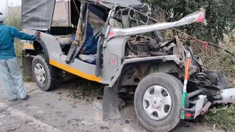 यूपी – UP: शादी से लौट रही जीप की बस से जोरदार टक्कर, सड़क पर बिखरा खून और मची चीख-पुकार; मासूमों समेत 16 लोग घायल – INA यूपी – UP: शादी से लौट रही जीप की बस से जोरदार टक्कर, सड़क पर बिखरा खून और मची चीख-पुकार; मासूमों समेत 16 लोग घायल – INA