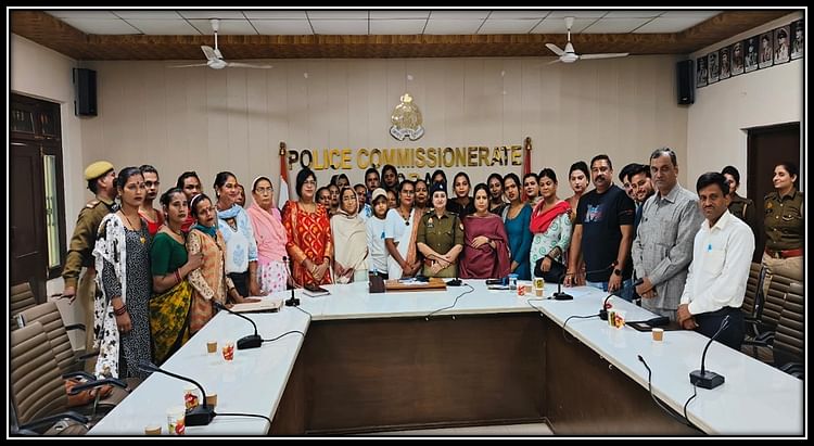 खबर शहर , UP: जो सड़कों पर वसूली करते हैं वो किन्नर नहीं होते, पुलिस ने सुना इनका दर्द…तो छलक उठे आंसू – INA खबर शहर , UP: जो सड़कों पर वसूली करते हैं वो किन्नर नहीं होते, पुलिस ने सुना इनका दर्द…तो छलक उठे आंसू – INA