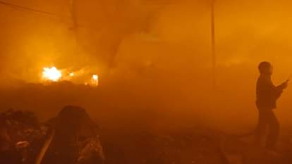 Panipat: कबाड़ी रोड स्थित फैक्टरी में लगी आग, लाखों का माल राख, मशीनरी और ट्रैक्टर भी जला Fire broke out in factory located on Kabadi Road in Panipat