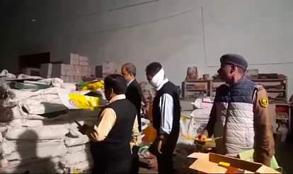 Bihar News: बिहार में नकली बीज एवं खाद की फैक्ट्री का भंडाफोड़, ब्रांडेड कंपनी के रेपर और नकली सामान मिले Bihar: Factory of fake seeds and fertilizers busted in Gaya, wrappers, fertilizers and wheat seeds recovered