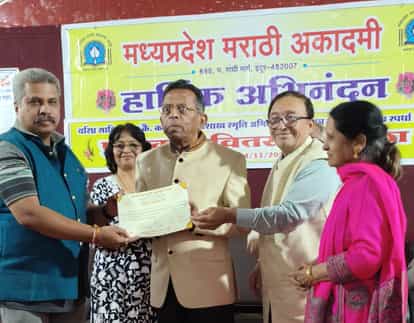 Indore: 85-year-old Wagh stood first in the exam, Marathi Academy honoured him