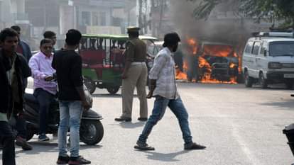 Prayagraj : अवैध तरीके से एलपीजी गैस भरने से जलकर स्वाहा हो गए दो स्कूली वाहन, चकिया तिराहे पर हुआ हादसा Two school vehicles got burnt due to illegal filling of LPG gas