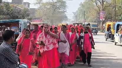 Angry with the slapping incident, the Gulabi Gang took to the streets