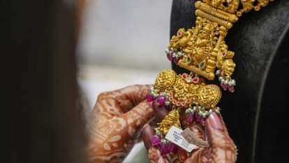 गोल्ड ने तोड़े सारे रिकॉर्ड: भारत में पहली बार 127500 रुपये पर पहुंचा सोने का भाव, जानें क्या है वजह Gold breaks all records: Gold price reaches Rs 127500 for the first time in India, know the reason