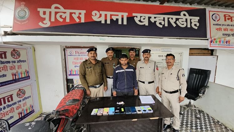 सीजी- Raipur Crime: रायपुर में घूम-घूमकर मोबाइल स्नेचिंग करने वाला शातिर अब पुलिस के गिरफ्त में, बताया ये राज – INA सीजी- Raipur Crime: रायपुर में घूम-घूमकर मोबाइल स्नेचिंग करने वाला शातिर अब पुलिस के गिरफ्त में, बताया ये राज – INA