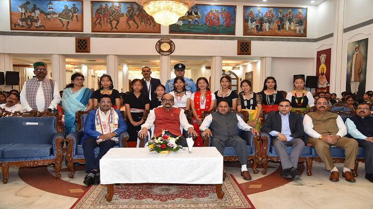 सीजी- CG News: पूर्वोत्तर राज्यों से पढ़ने आई छात्राओं ने राजभवन में राज्यपाल से की मुलाकात, दी सांस्कृतिक प्रस्तुति – INA सीजी- CG News: पूर्वोत्तर राज्यों से पढ़ने आई छात्राओं ने राजभवन में राज्यपाल से की मुलाकात, दी सांस्कृतिक प्रस्तुति – INA