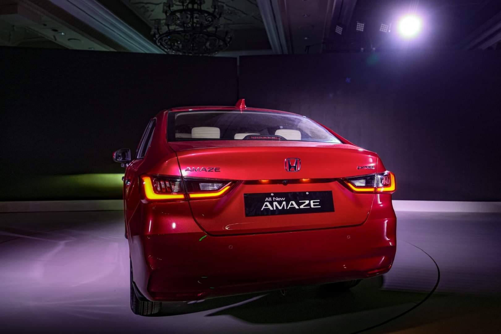 Honda Amaze: होंडा अमेज कॉम्पैक्ट सेडान अब नए कलर ऑप्शन में उपलब्ध, जानें कीमत और फीचर्स Honda Amaze compact sedan gets new exterior colour option in India Know Price Features Specs
