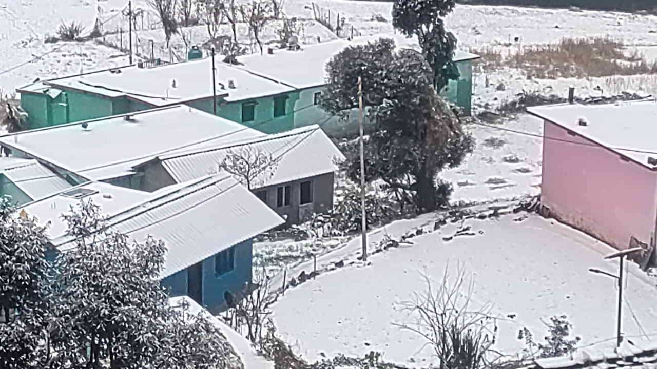 चारों धामों में बर्फबारी: बढ़ी ठिठुरन...पर्यटकों का इंतजार भी हुआ खत्म, 20 तस्वीरों में देखें ये खूबसूरत नजारा Snowfall in Char Dham season first snowfall increased cold harsil Gangotri yamunotri kedarnath Badrinath