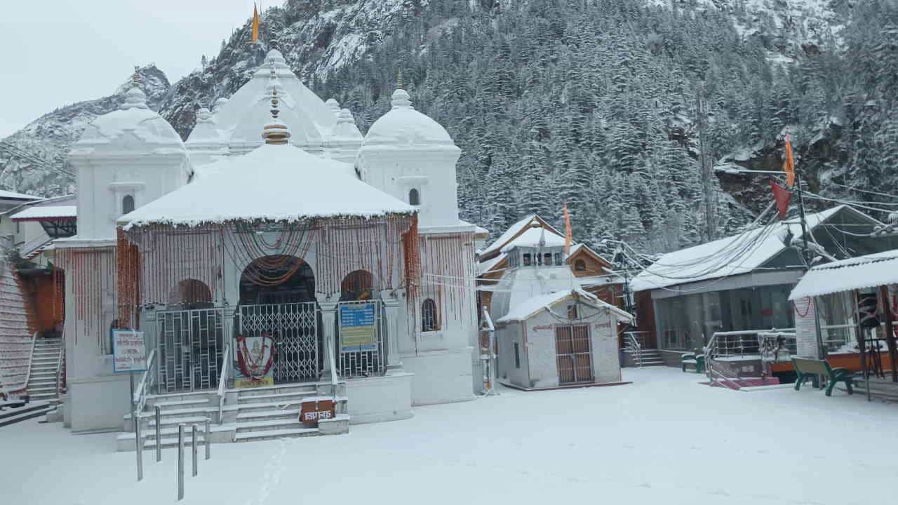 Snowfall: बर्फबारी से माइनस में तापमान...जमने लगा नलों में पानी, सफेद बर्फ की चादर से ढके गंगोत्री-यमुनोत्री Snowfall In Uttarakhand Gangotri Yamunotri harsil Temperature reached minus water in pipes started freezing