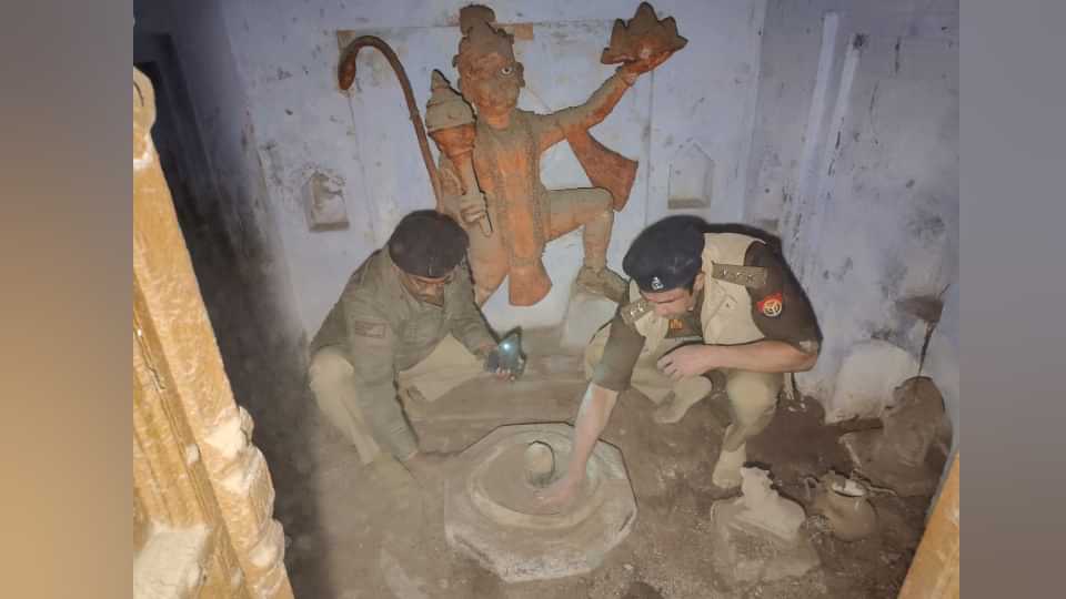 UP: संभल में मुस्लिम आबादी में 46 साल बाद खुला शिव मंदिर; 1978 में दंगे के बाद हिंदू परिवार ने छोड़ा था ये घर UP News: Sambhal Hindu Temple Reopens after 46 years in Muslim Dominated Areas Know History