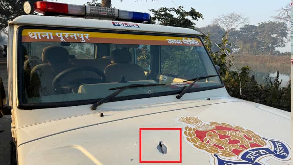 Pilibhit Encounter: गोलियों की तड़तड़ाहट से दहला इलाका, आतंकियों ने बरसाईं गोलियां, पुलिस की गाड़ी का ऐसा हाल Pilibhit Encounter Police Vehicle Severely Damaged As Terrorists Open Fire News in Hindi