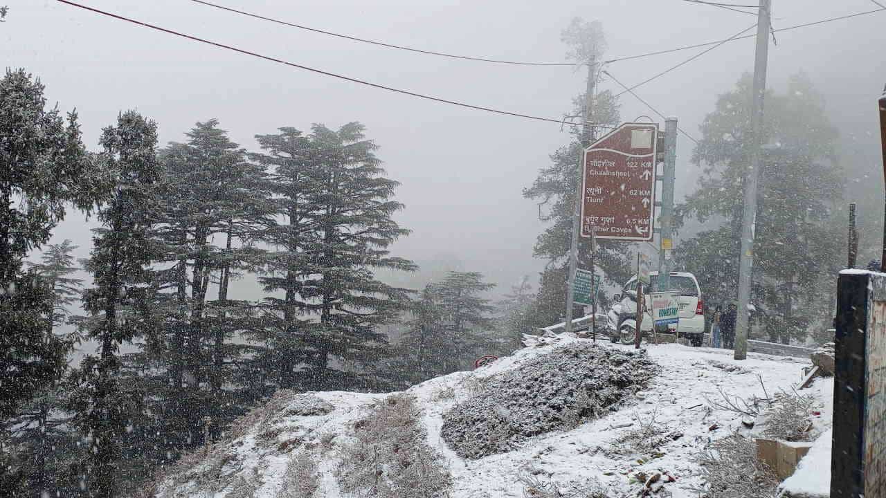 Snowfall In Uttarakhand: चकराता में सीजन की दूसरी बर्फबारी, पर्यटक रोमांचित...बर्फ की आगोश में यमुनोत्री धाम Snowfall in Chakrata Second snowfall of the season Uttarakhand Weather News Update