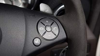 Useless Car Features: कार के 5 बेकार फीचर्स जिनकी कोई जरूरत नहीं, इनके झांसे में मत आना! कर देंगे जेब खाली Top 5 Useless Car Features That Drains Your Hard Earned Money