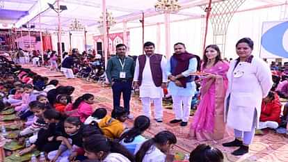 अयोध्या महोत्सव: दुरदुरिया पूजन के बाद 15,551 कन्याओं के पूजन का बना विश्व रिकॉर्ड, पुष्प वर्षा कर की गई पूजा world record was also made for worship of 15,551 girls After Durduriya Pujan in Ayodhya Mahotsav