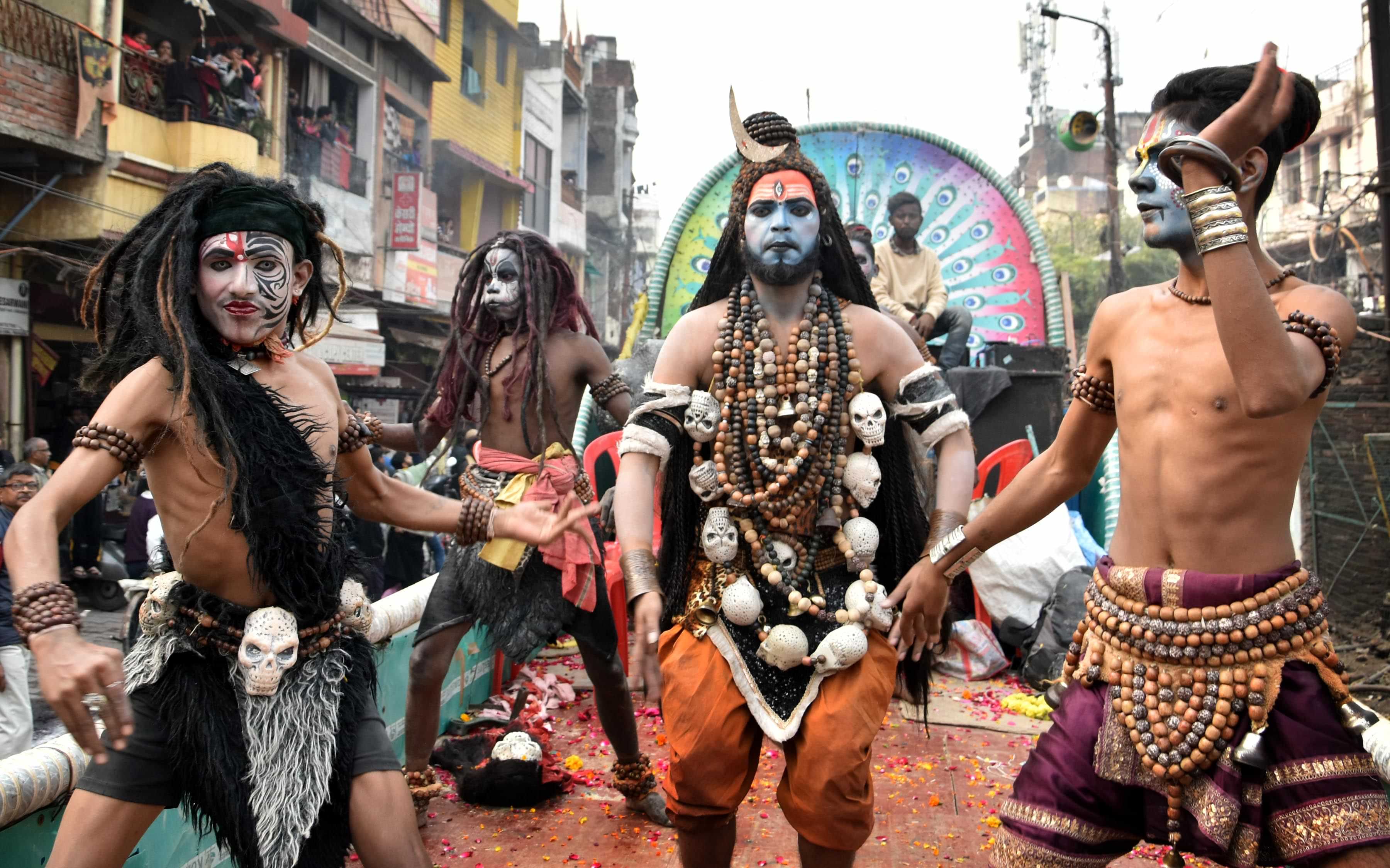 Mahakumbh : छावनी प्रवेश में ऊंट, घोड़े और बग्घियों पर सवार होकर निकले महामंडलेश्वर और संत, देखें तस्वीरें Crowd gathered to see the entry of the cantonment, long queue of vehicles, flowers were showered.