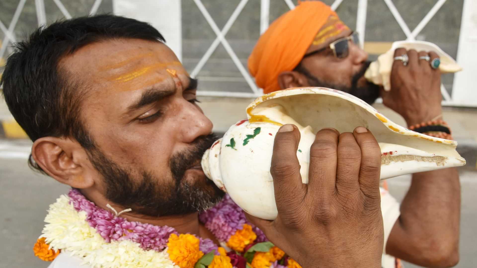 Mahakumbh : छावनी प्रवेश में ऊंट, घोड़े और बग्घियों पर सवार होकर निकले महामंडलेश्वर और संत, देखें तस्वीरें Crowd gathered to see the entry of the cantonment, long queue of vehicles, flowers were showered.