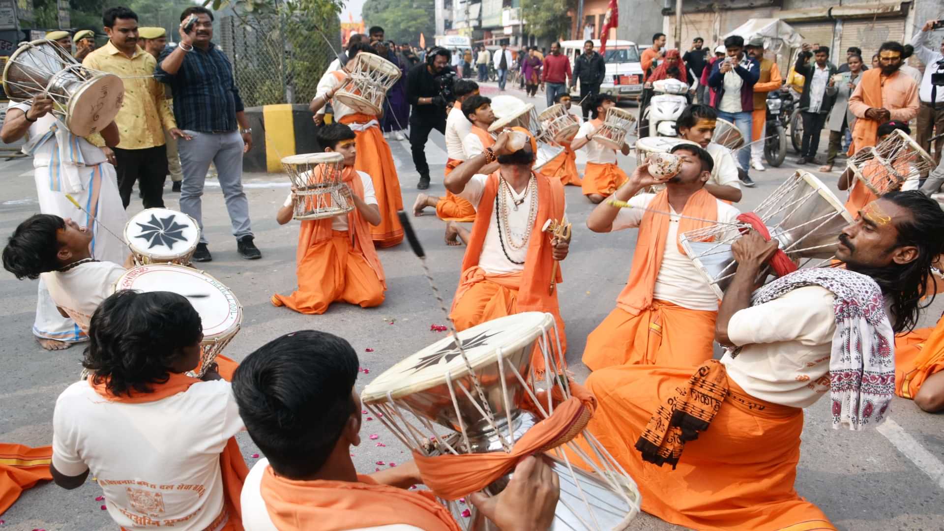 Mahakumbh : छावनी प्रवेश में ऊंट, घोड़े और बग्घियों पर सवार होकर निकले महामंडलेश्वर और संत, देखें तस्वीरें Crowd gathered to see the entry of the cantonment, long queue of vehicles, flowers were showered.