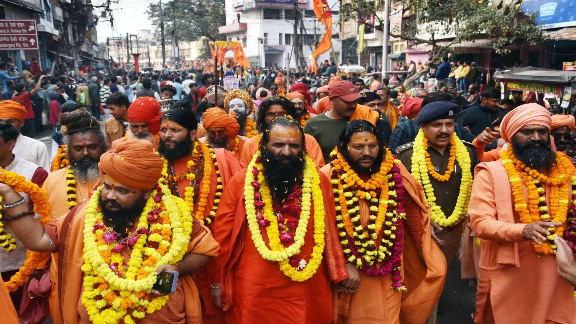 Mahakumbh : छावनी प्रवेश में ऊंट, घोड़े और बग्घियों पर सवार होकर निकले महामंडलेश्वर और संत, देखें तस्वीरें Crowd gathered to see the entry of the cantonment, long queue of vehicles, flowers were showered.