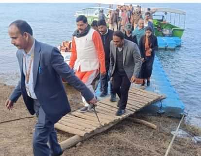 MP News: सीएम डॉ. मोहन यादव ने परिवार के साथ पचमढ़ी में मनाया नया साल MP News: CM Dr. Mohan Yadav celebrated New Year with family in Pachmarhi