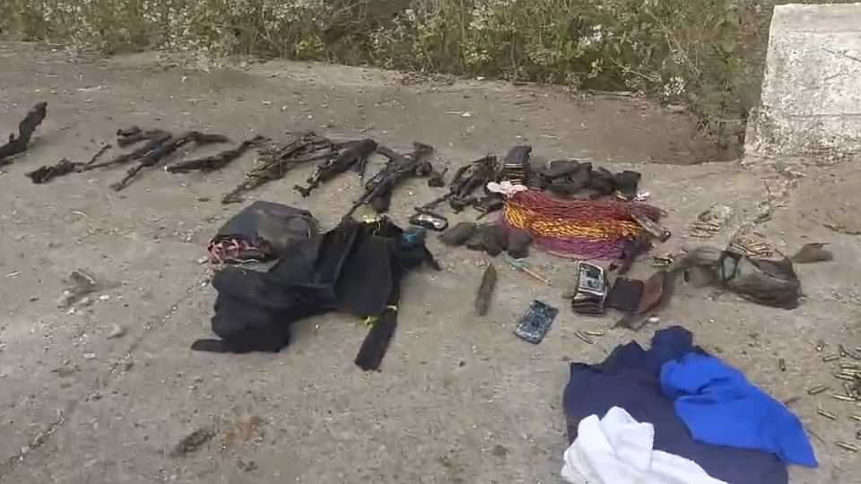 Naxal Attack: इतना जोरदार था धमाका, 15 फीट ऊपर पेड़ पर लटके मिले गाड़ी के पुर्जे; सात फीट हुआ जमीन पर गड्ढा Naxal Attack Vehicle parts found hanging from a tree 15 feet above a seven feet deep crater on ground in Bijap