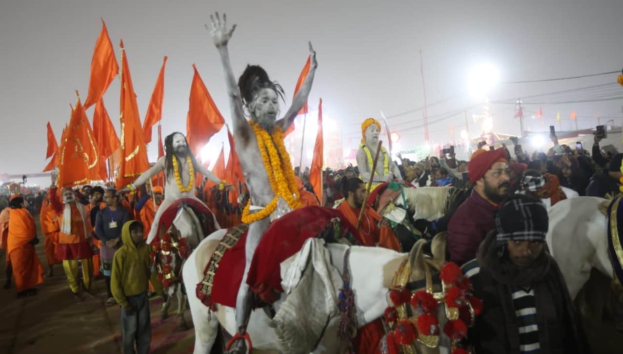 MahaKumbh 2025: नृत्य, नगाड़े और शस्त्र कौशल... आकर्षण का केंद्र बने नागा साधु; युद्ध कला का अद्भुत प्रदर्शन MahaKumbh 2025 Naga Sadhus Display Traditional Martial Arts and Discipline During First Amrit Snan