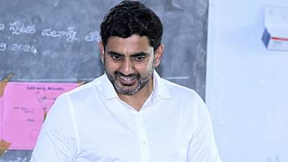 Nellore: मंत्री की पहल से भीख मांगने वाले दो बच्चे पहुंचे स्कूल, मिला शिक्षा का नया रास्ता Andhra Minister Helps Begging Boys Join School, Ensures Education Under Welfare Scheme